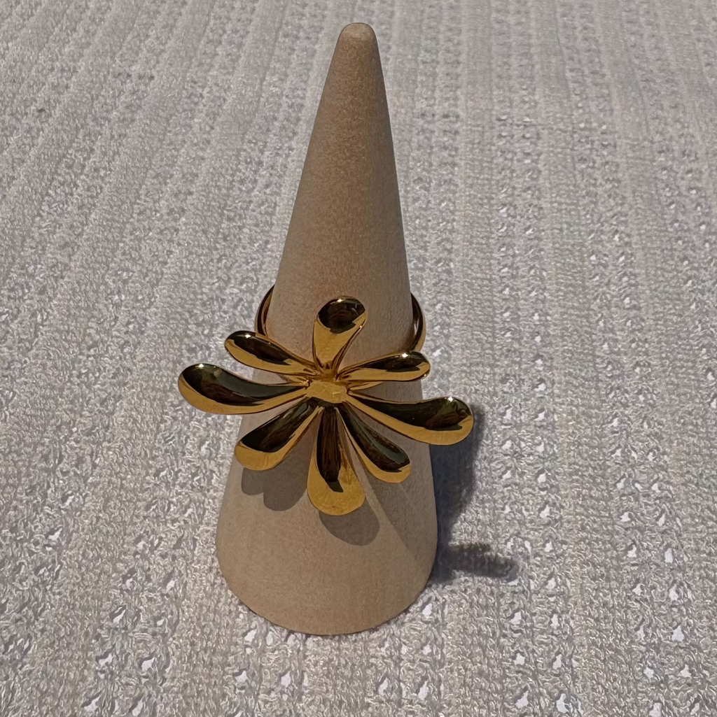 Dewdrop daisy ring
