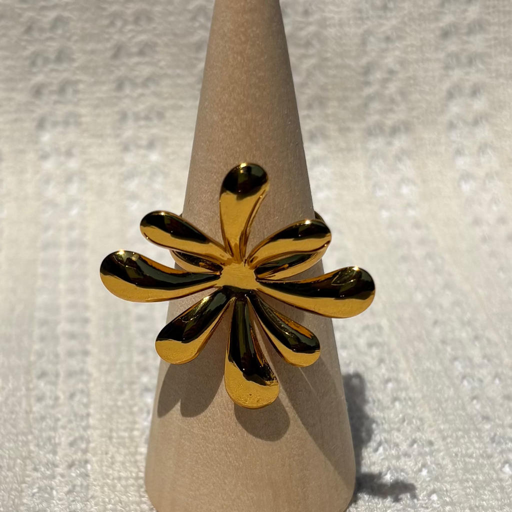Dewdrop daisy ring