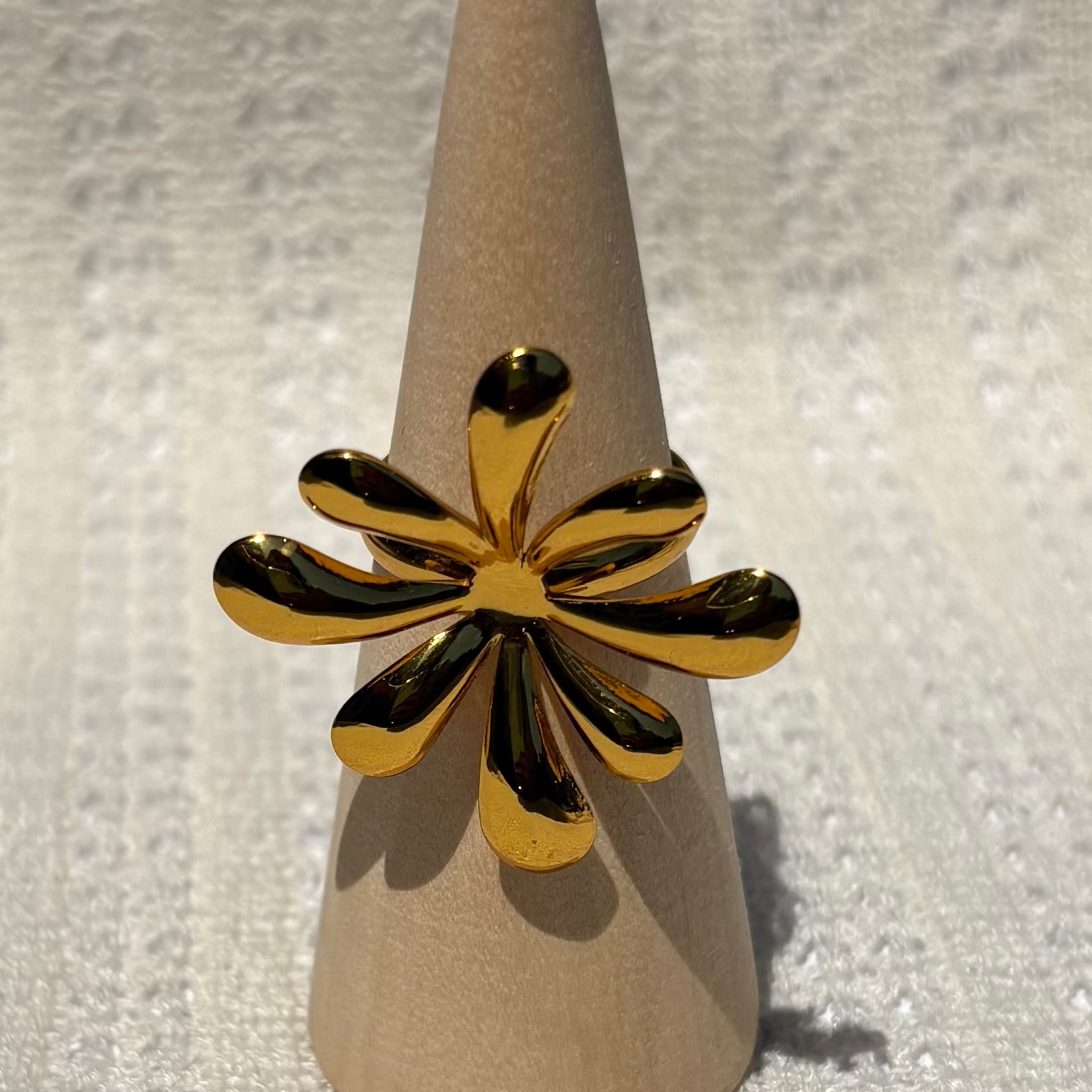 Dewdrop daisy ring