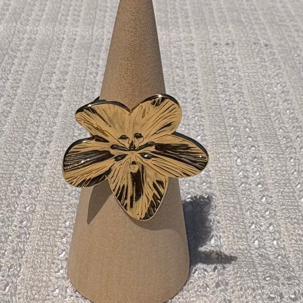 Hammered flower ring