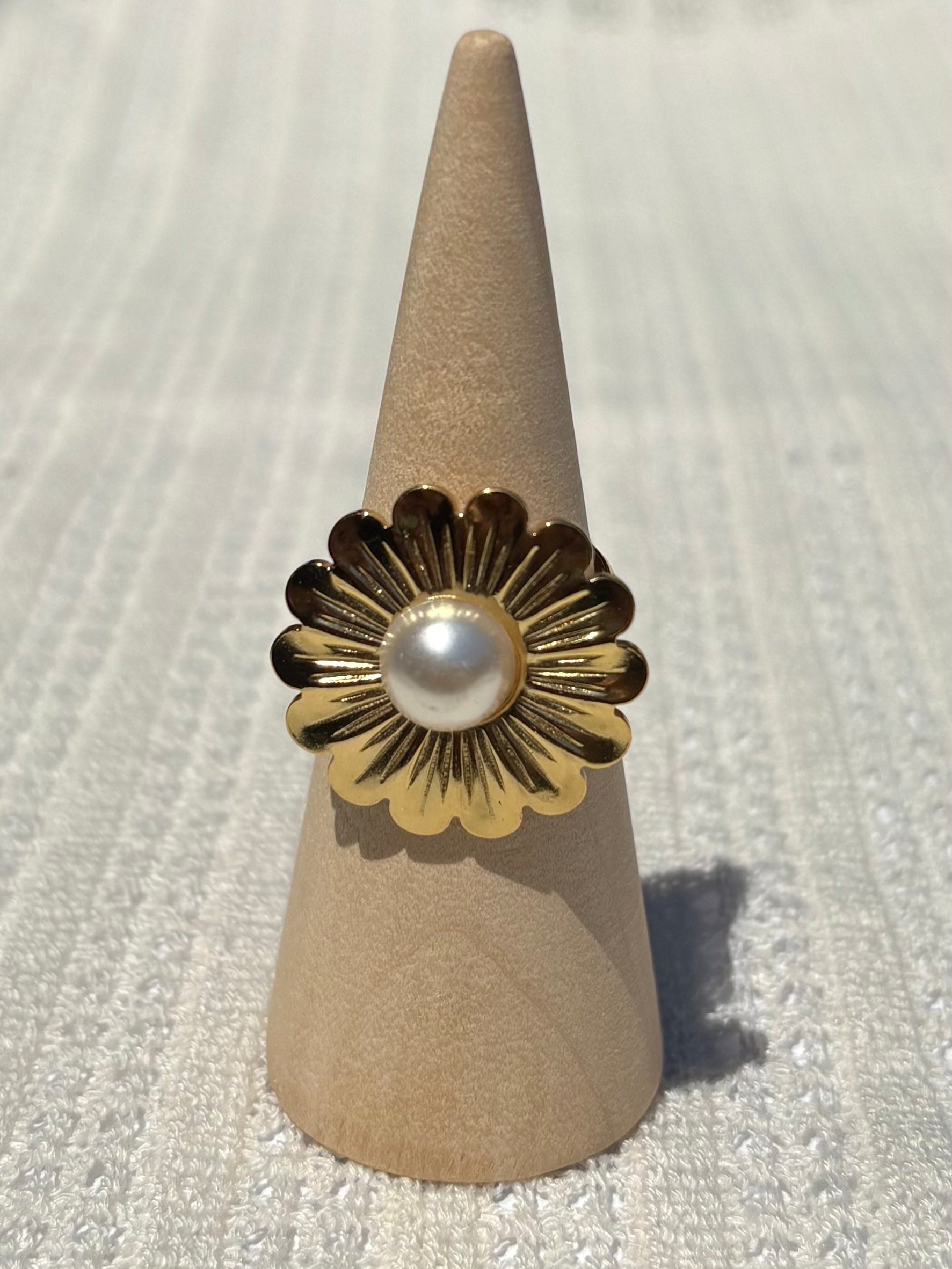 14 petal pearl ring