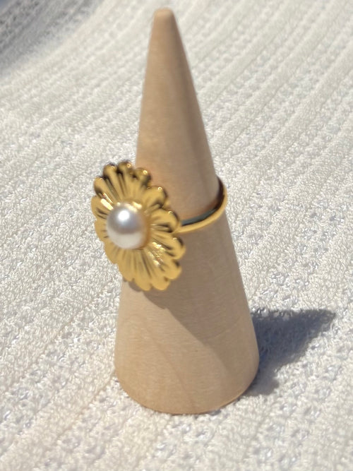 14 petal pearl ring