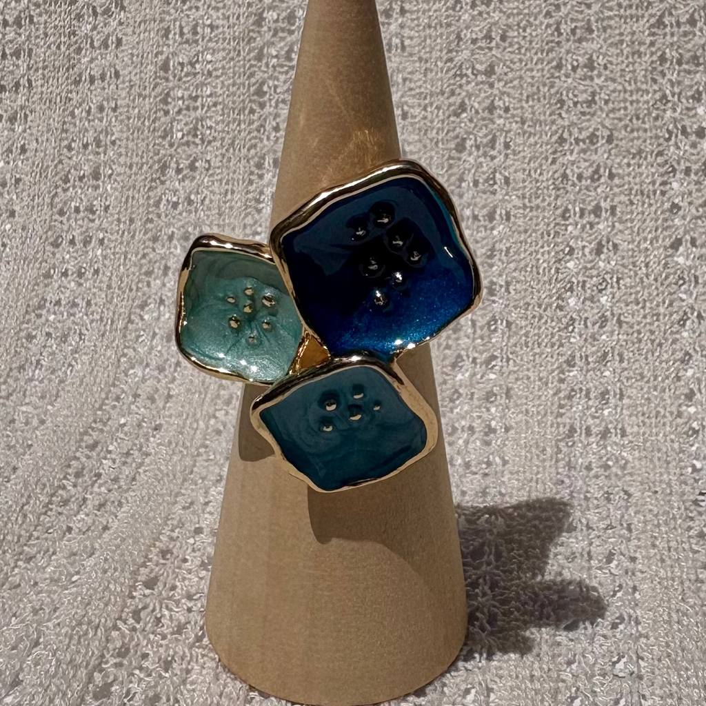 Blue square button ring