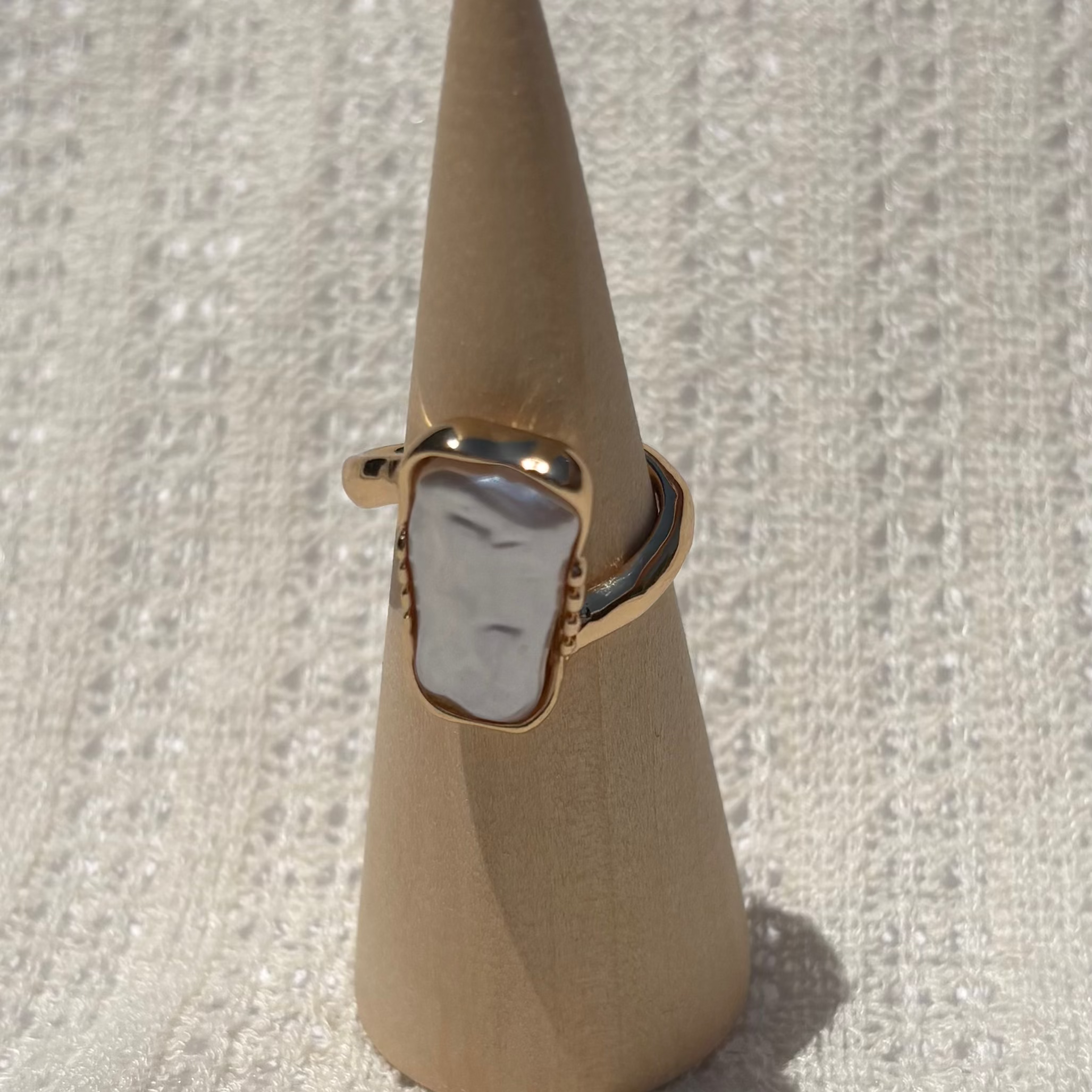 Baroque single stone ring