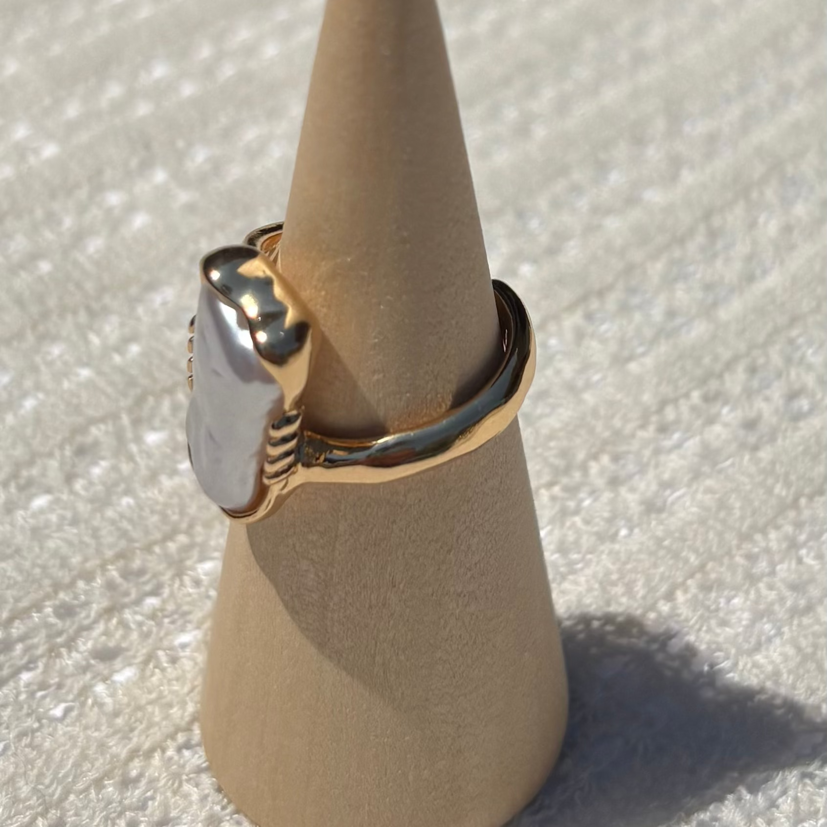 Baroque single stone ring