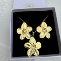 Hammered flower necklace and earrings set