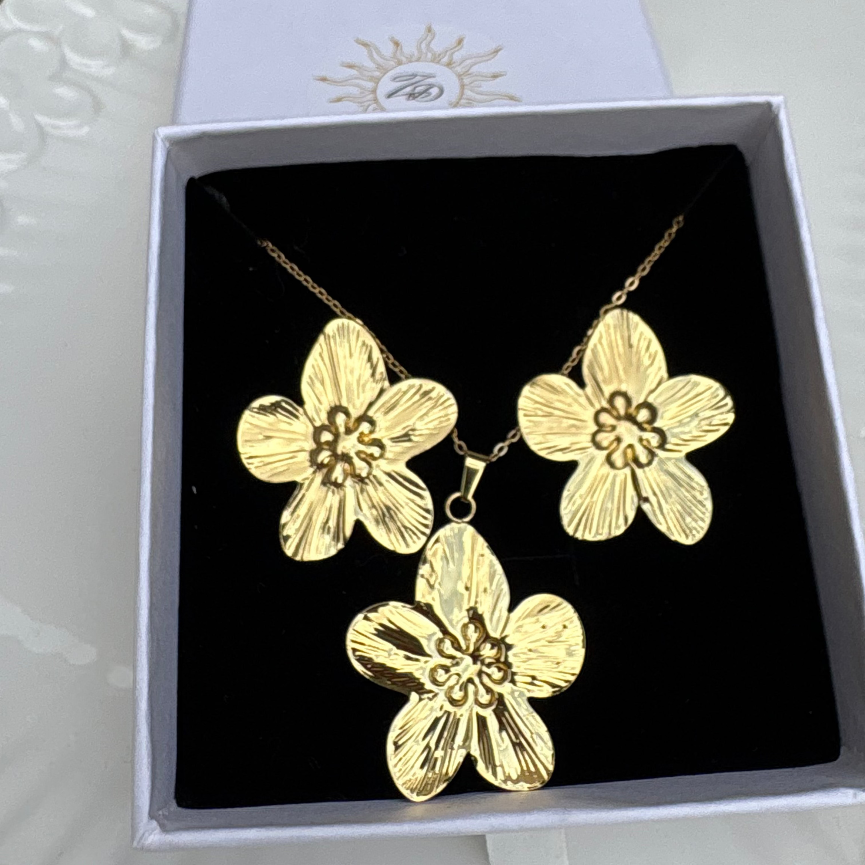 Hammered flower necklace and earrings set