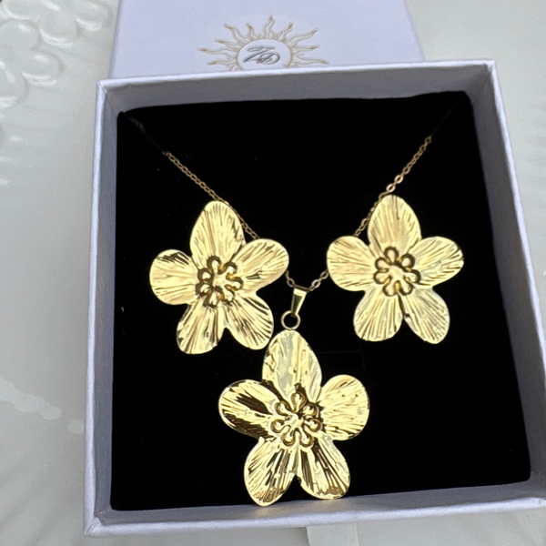 Hammered flower necklace and earrings set