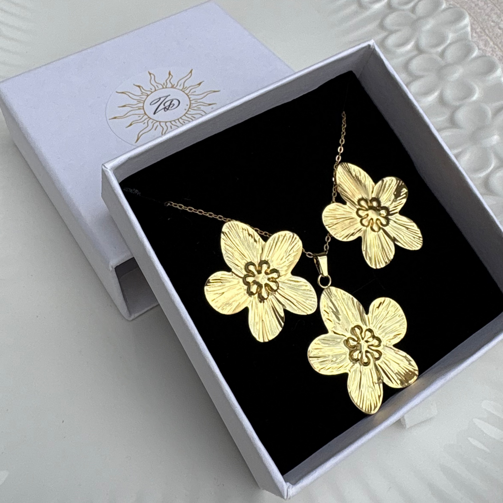 Hammered flower necklace and earrings set