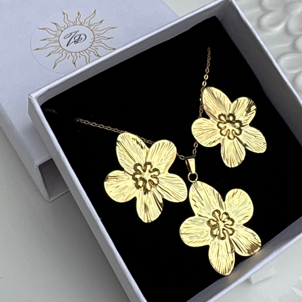 Hammered flower necklace and earrings set