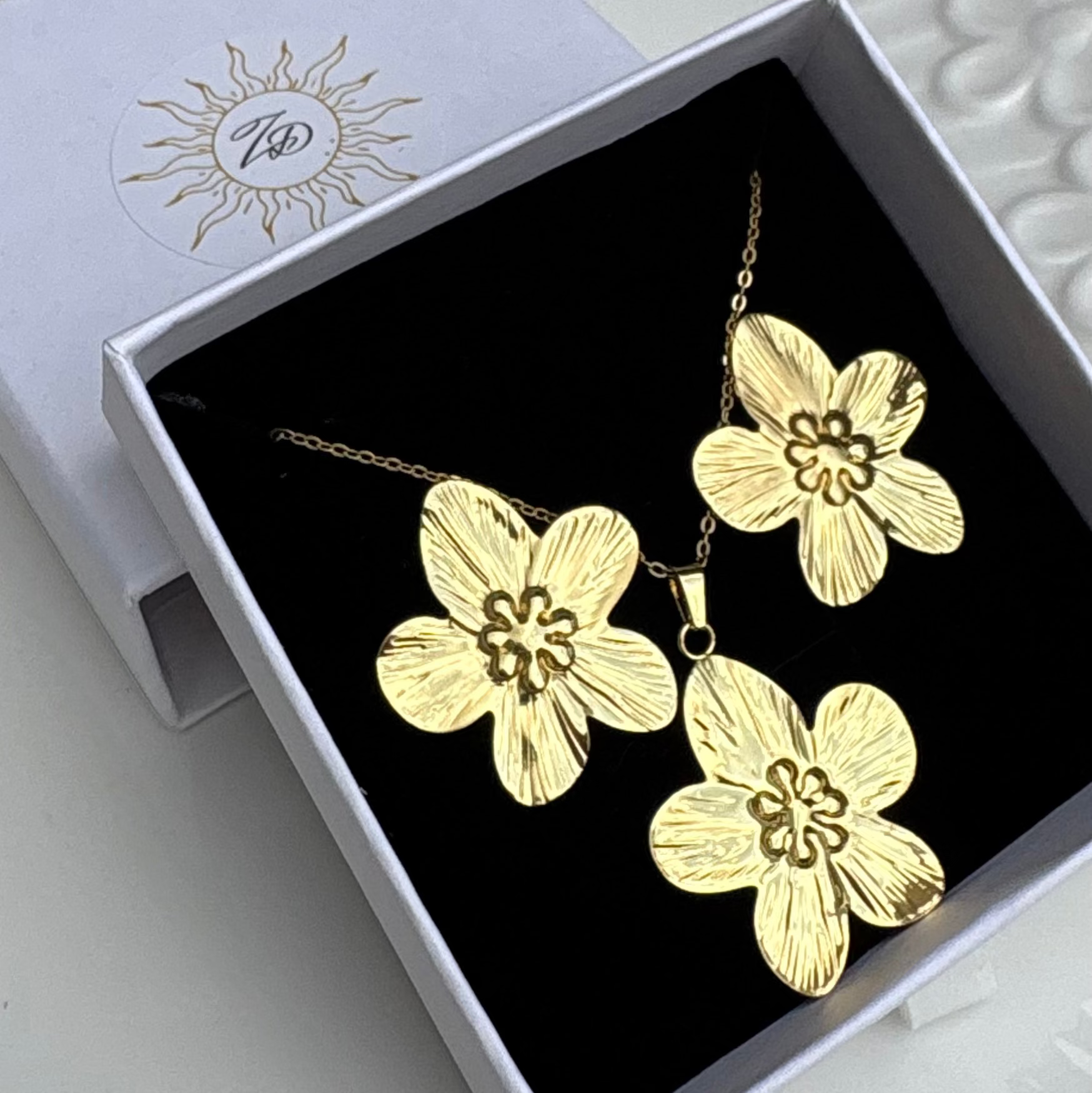 Hammered flower necklace and earrings set