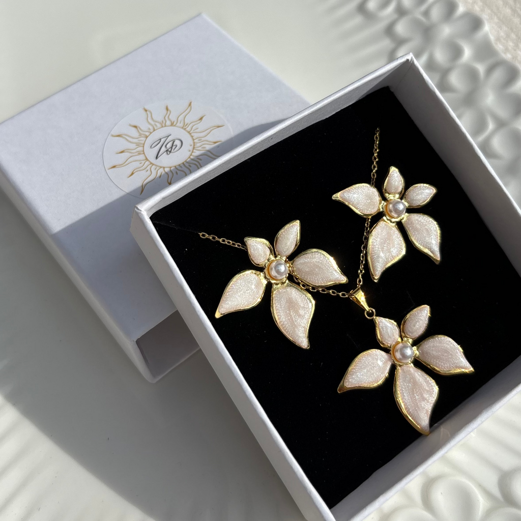 Opaline flower necklace and earrings set