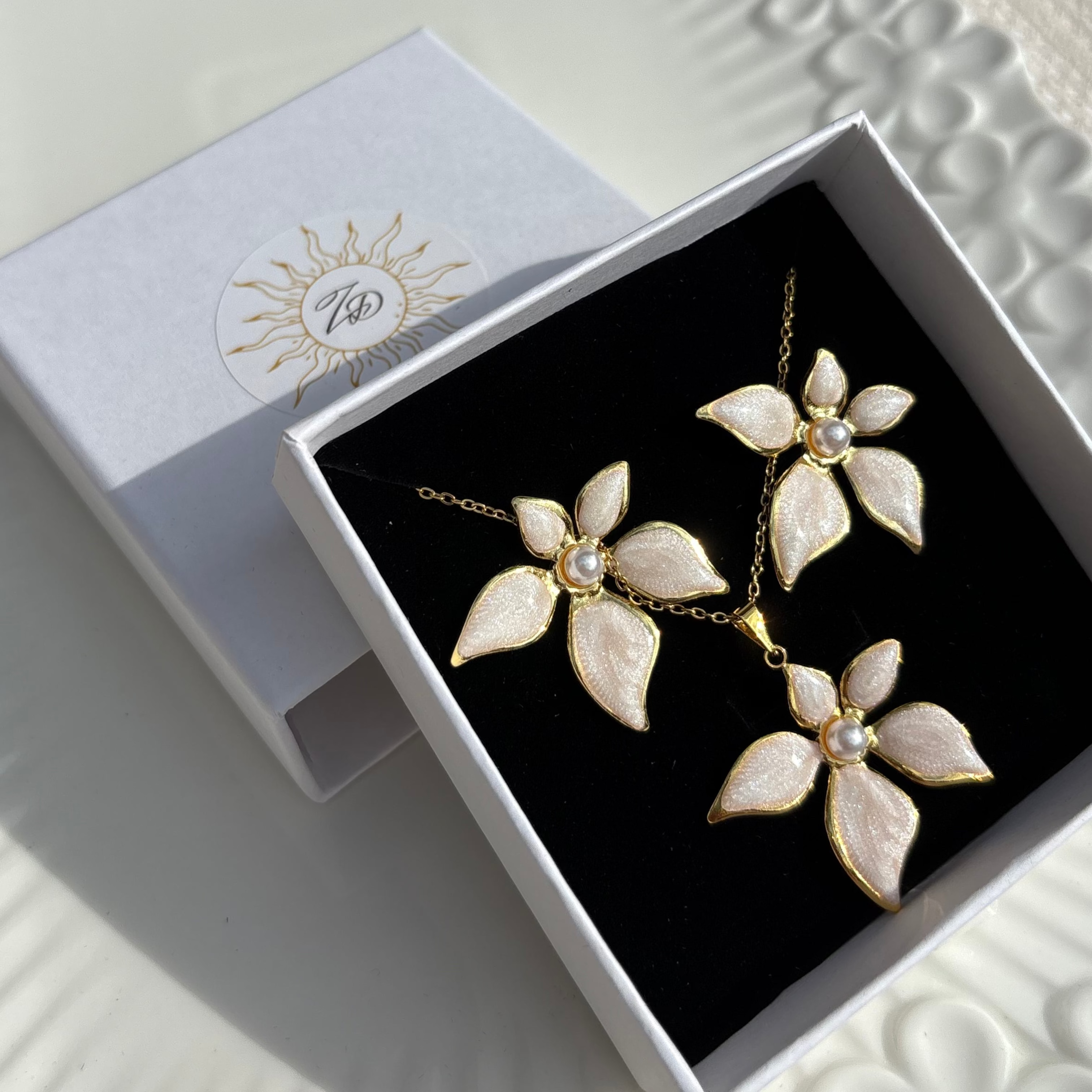 Opaline flower necklace and earrings set