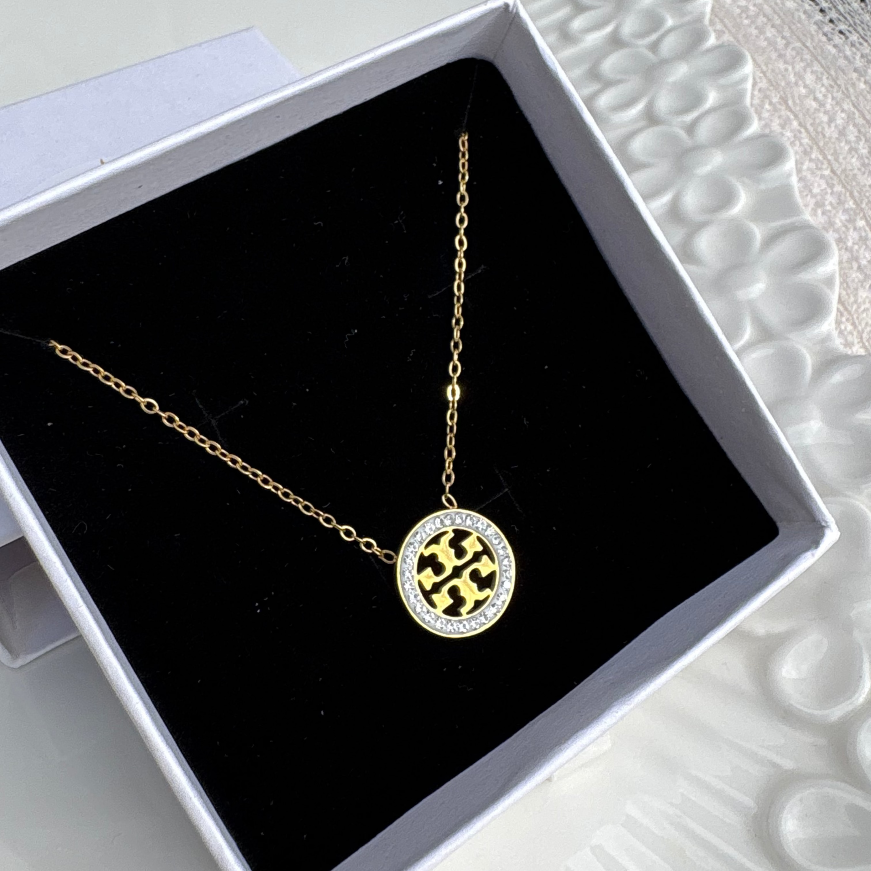 Medallion zirconia necklace