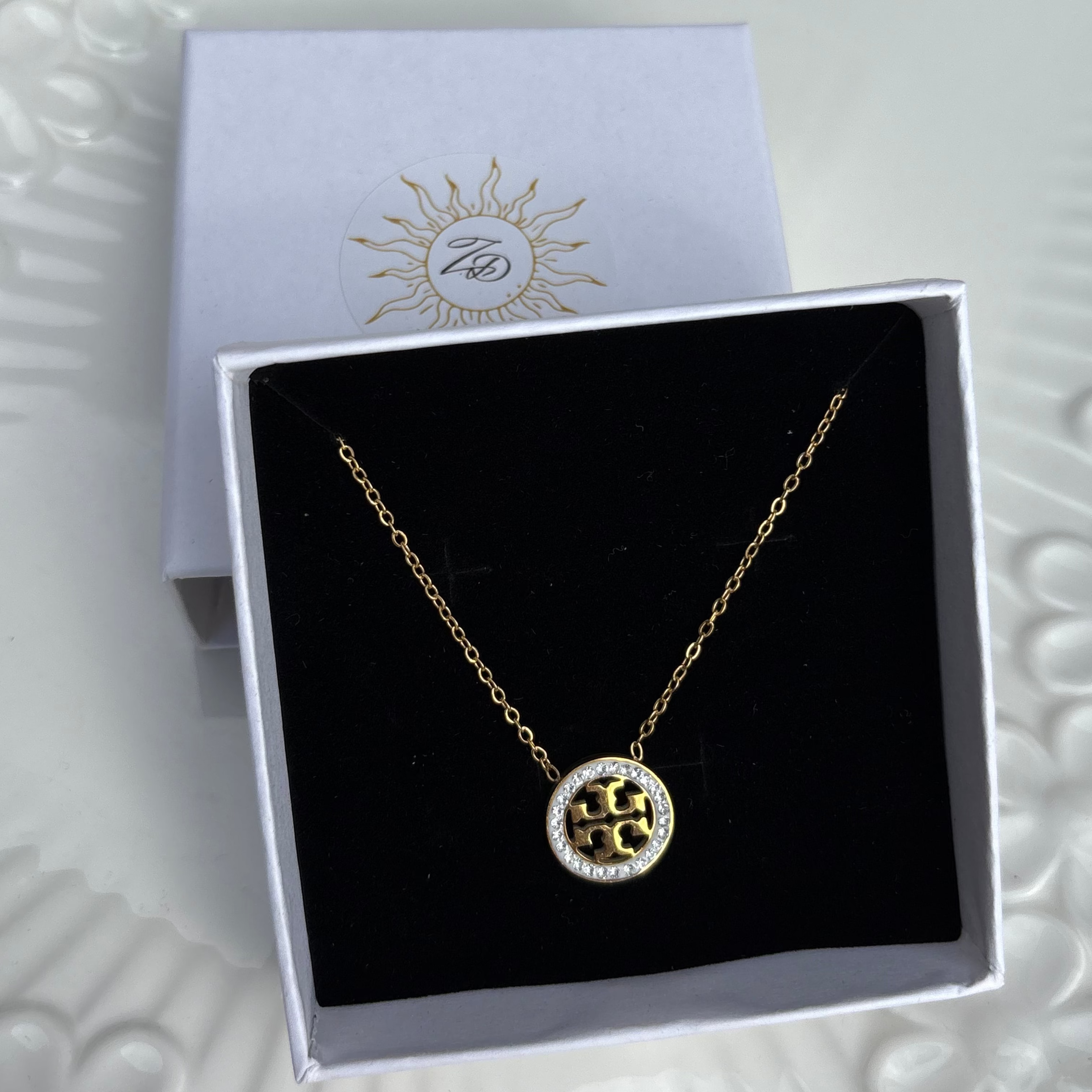 Medallion zirconia necklace
