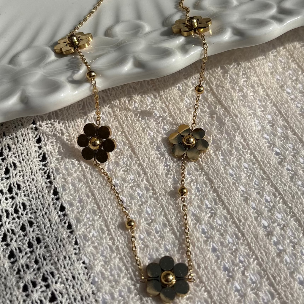 Classic daisy necklace