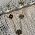 Classic daisy necklace