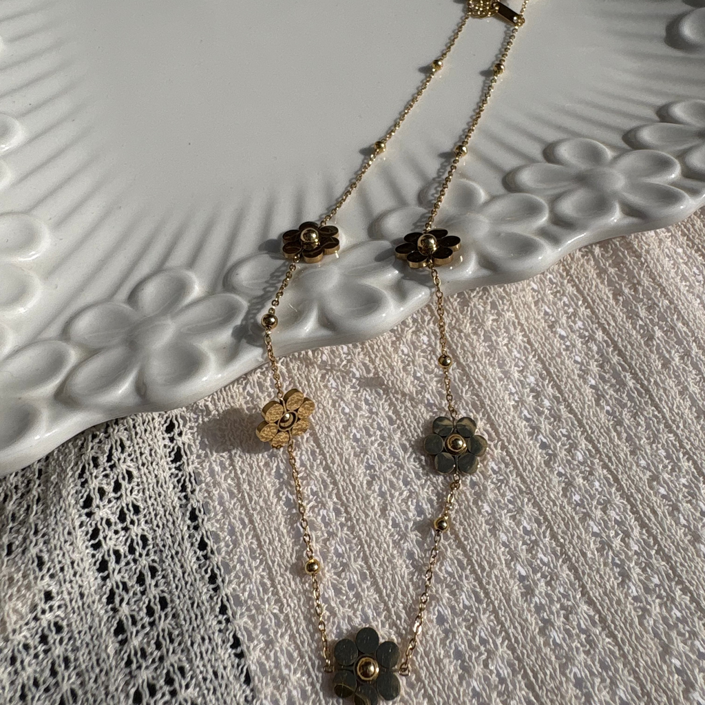 Classic daisy necklace
