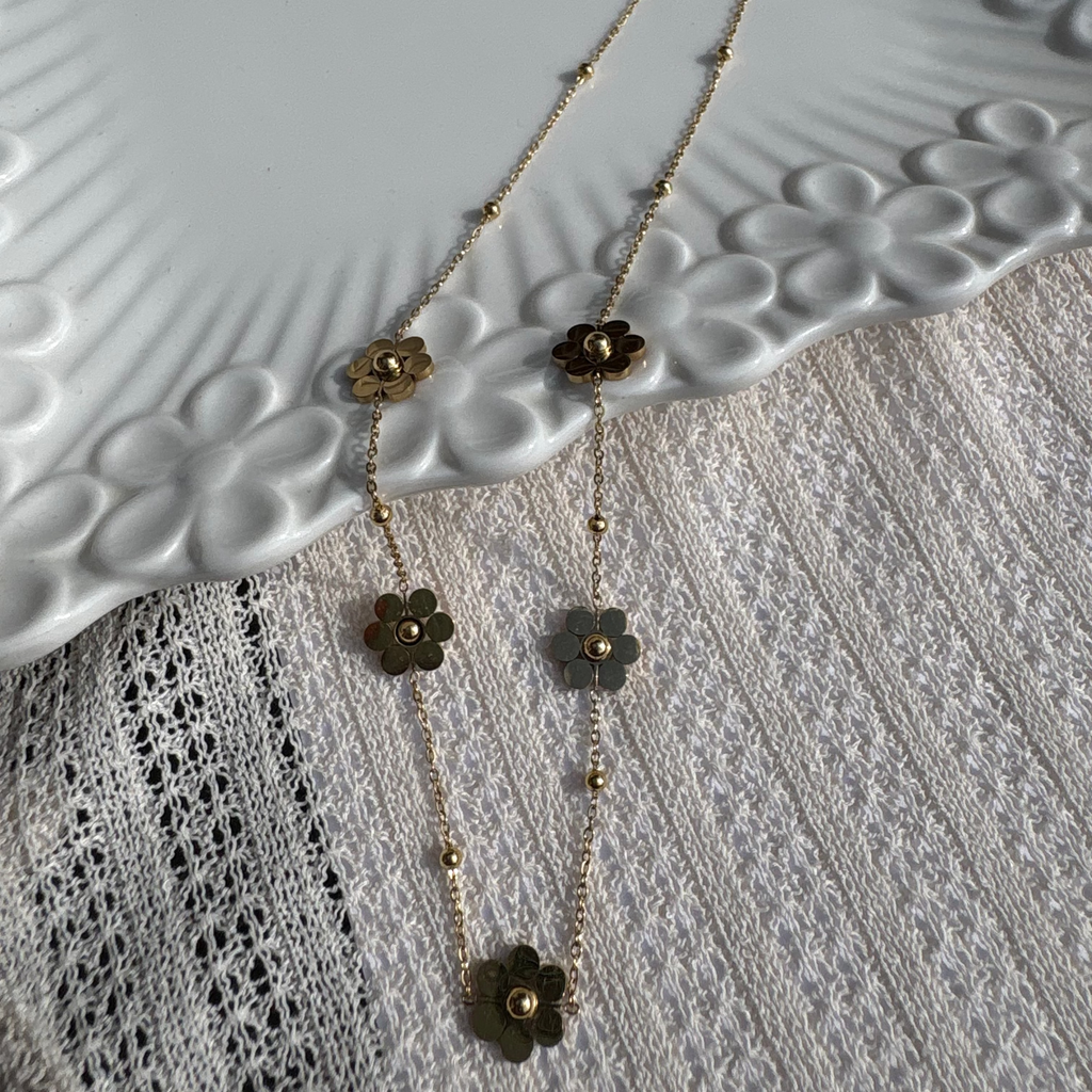 Classic daisy necklace