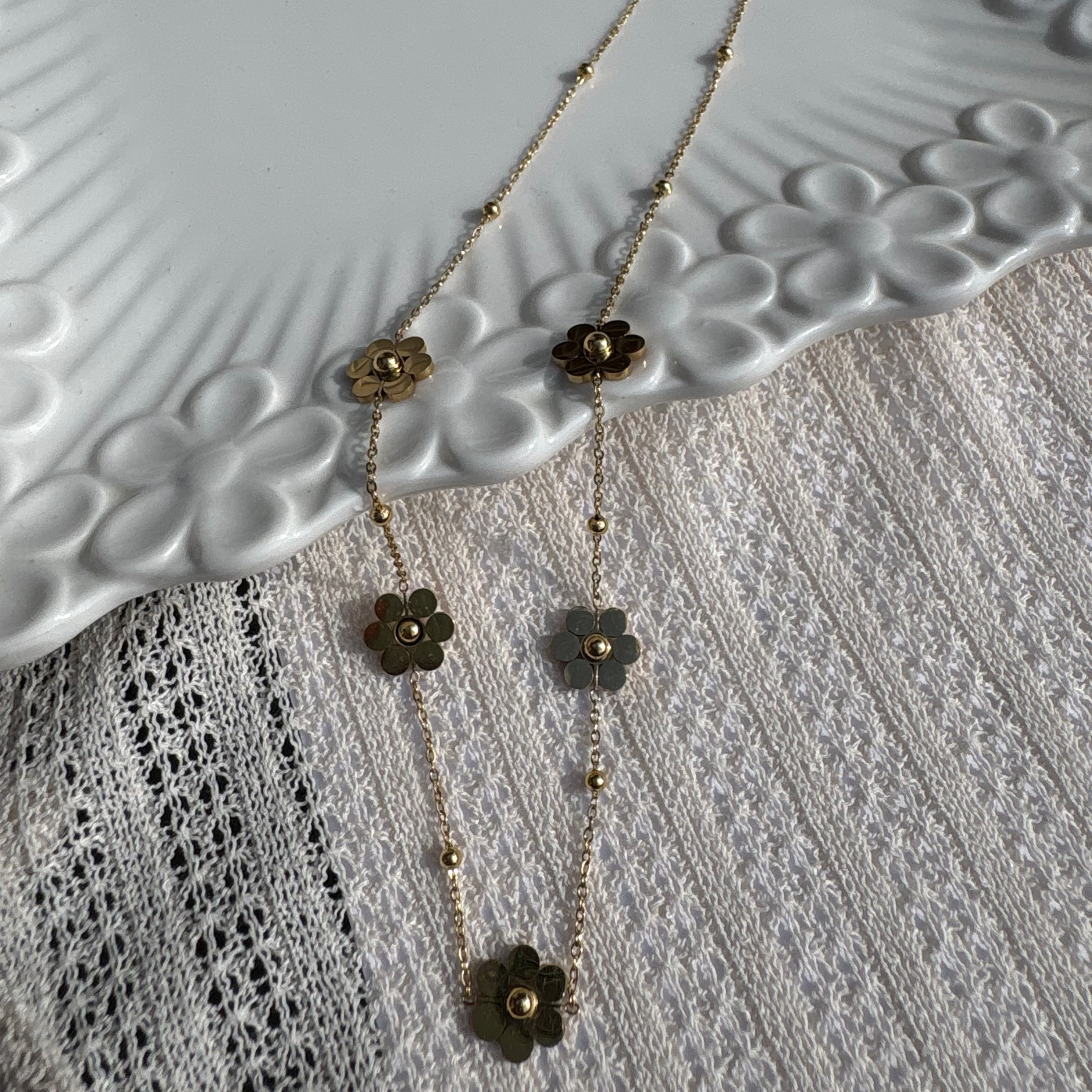 Classic daisy necklace