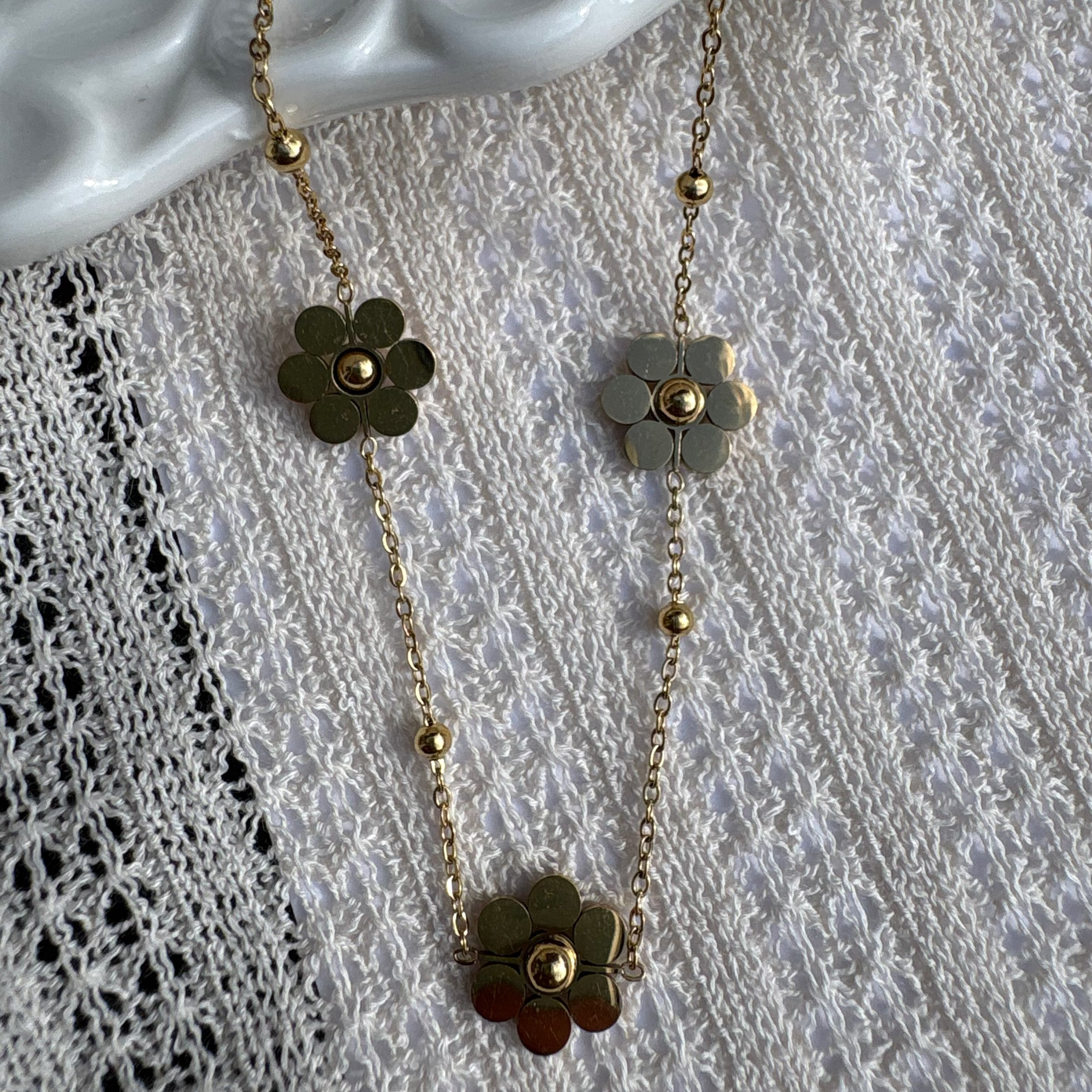 Classic daisy necklace
