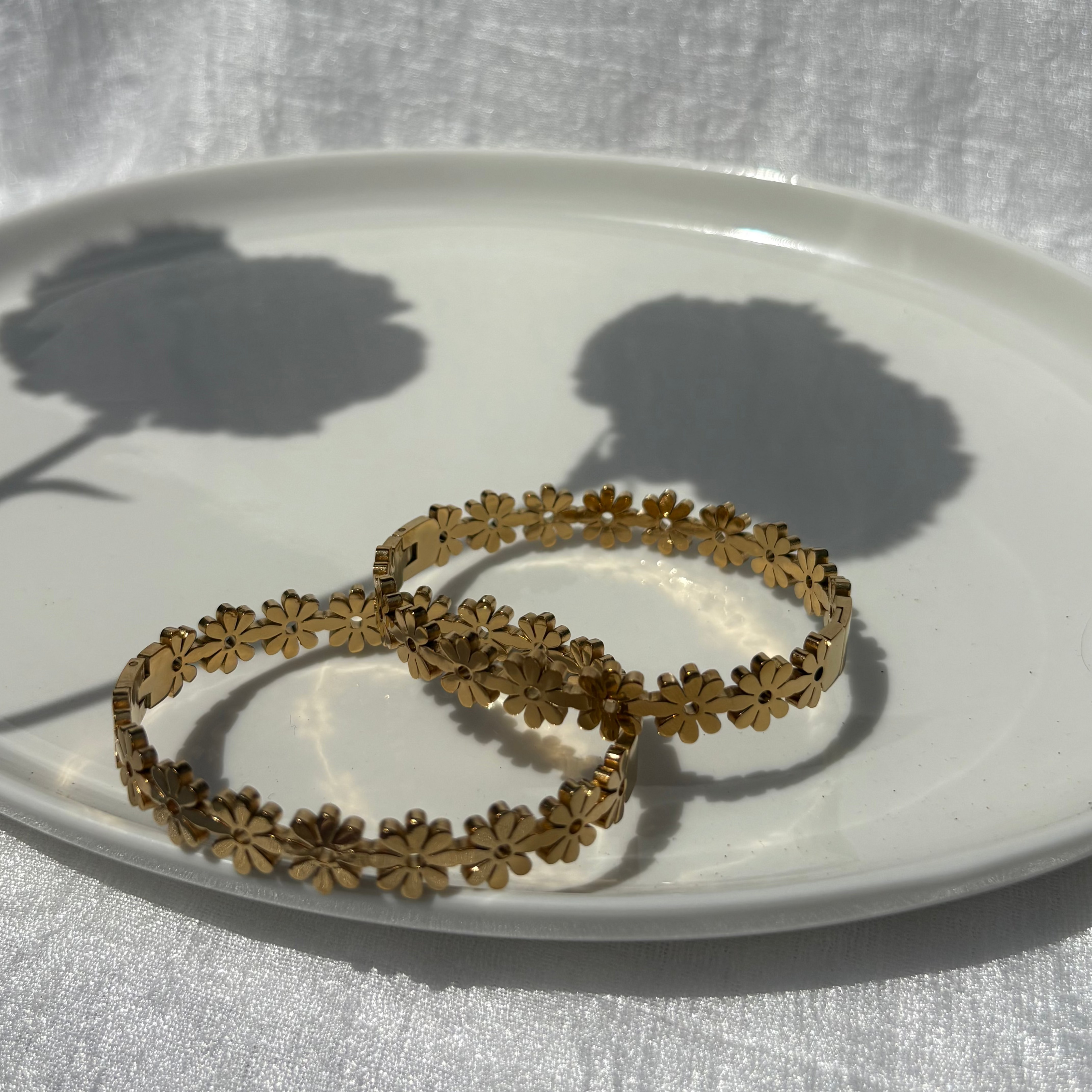 Classic daisy bracelet