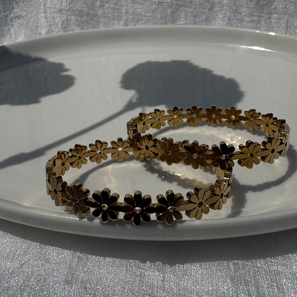 Classic daisy bracelet