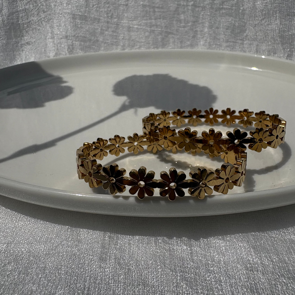 Classic daisy bracelet