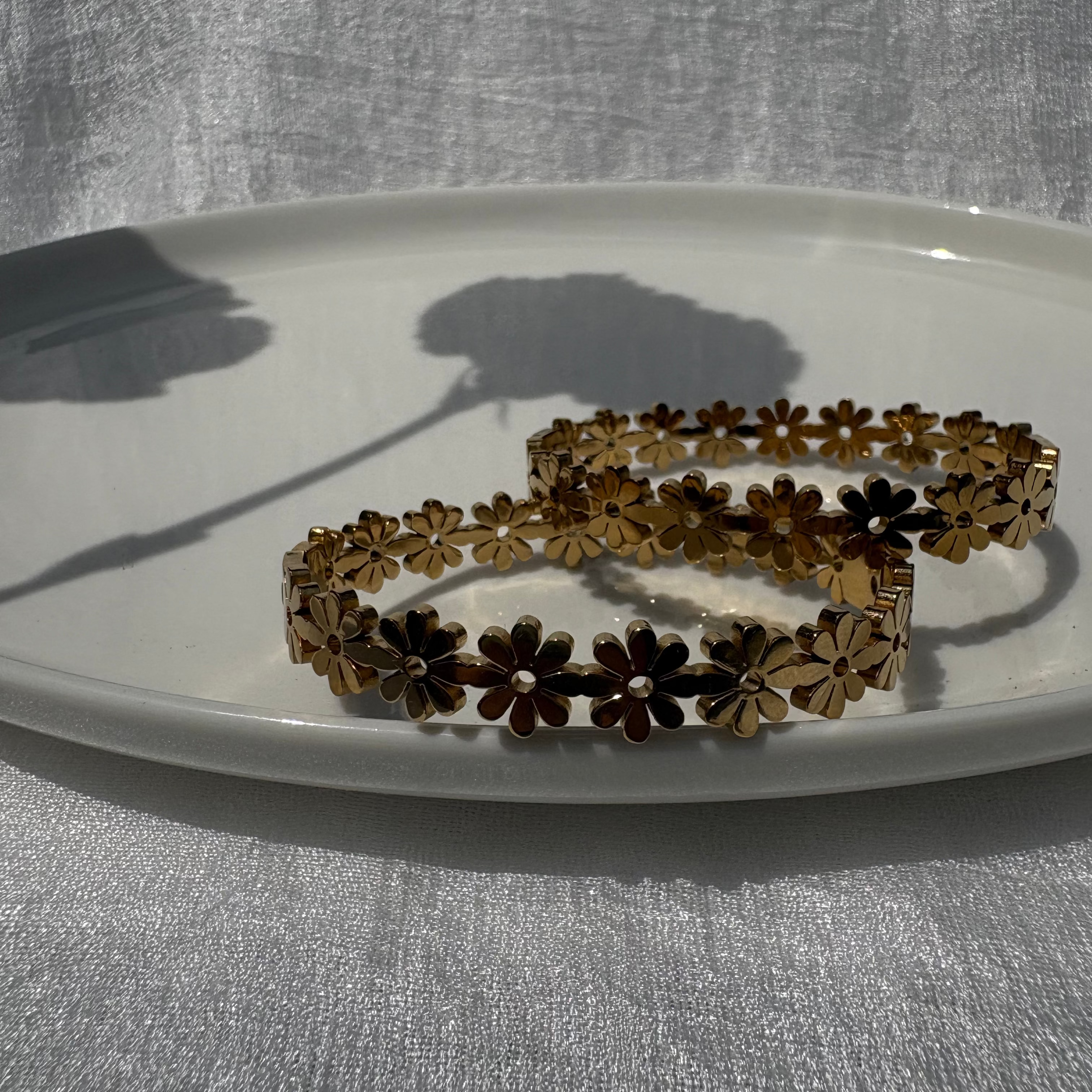 Classic daisy bracelet