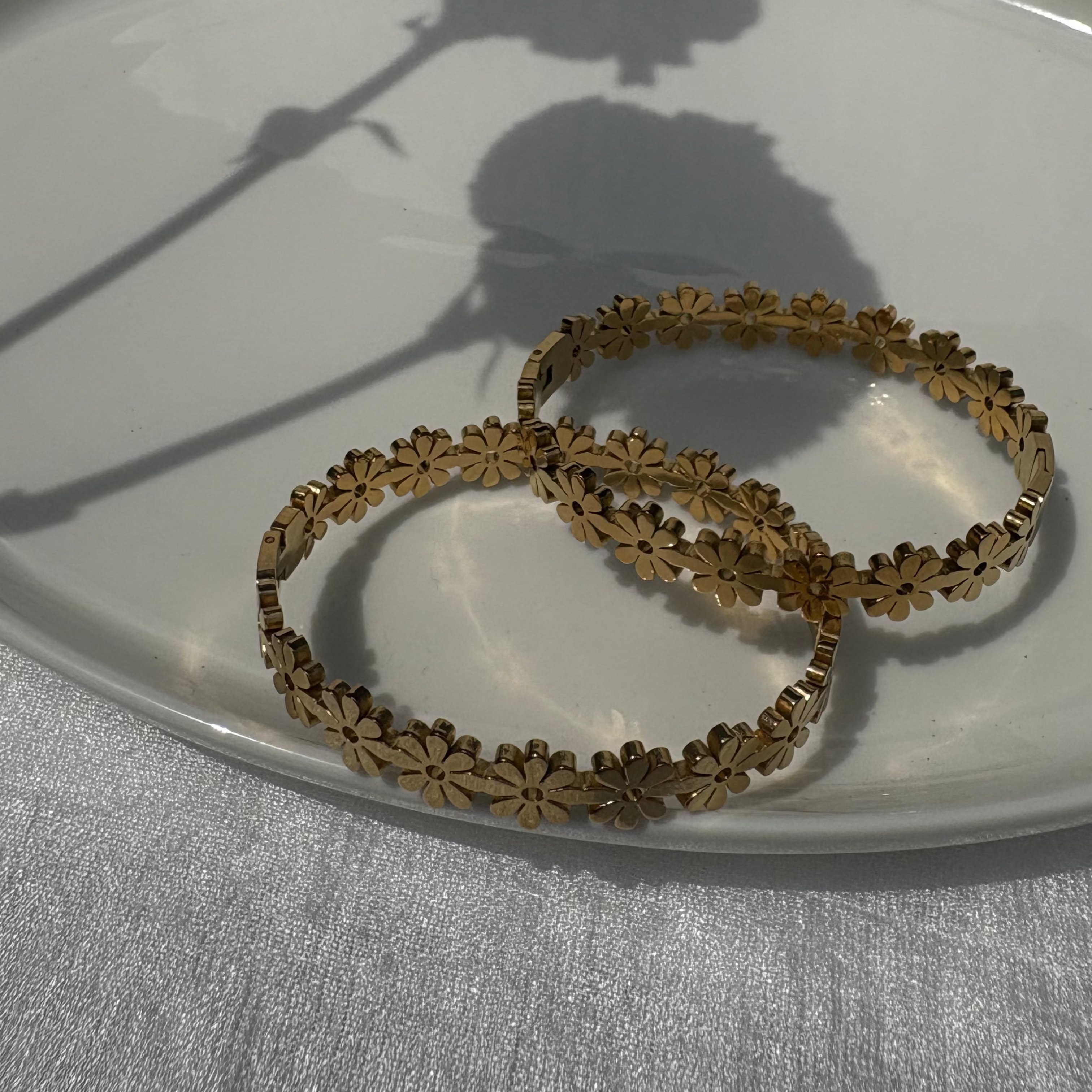 Classic daisy bracelet