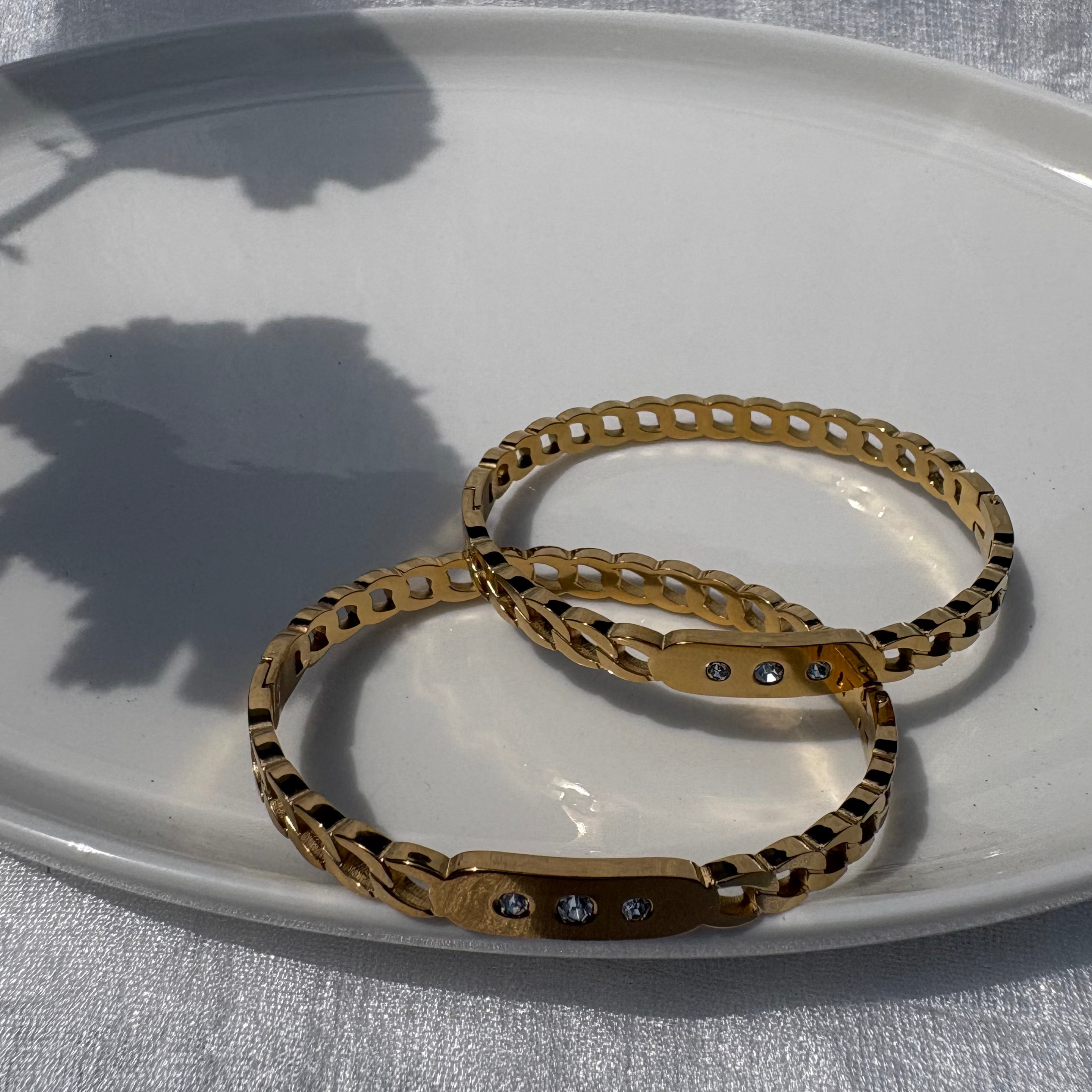 Flat curb link-chain bracelet