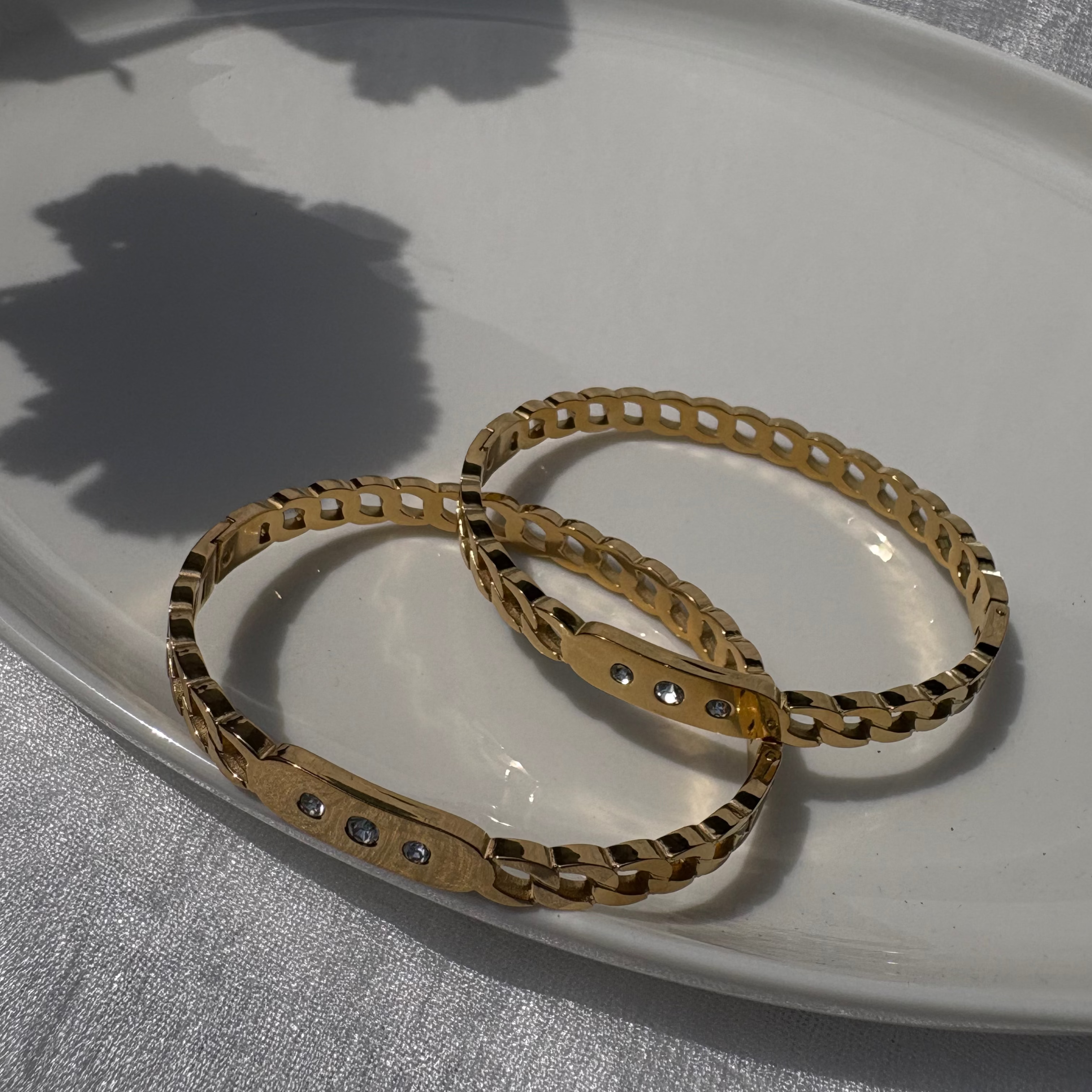 Flat curb link-chain bracelet