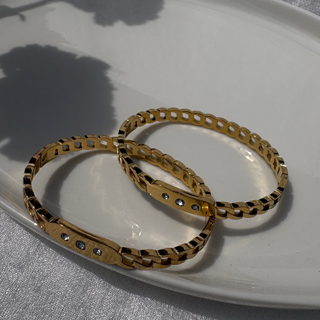 Flat curb link-chain bracelet