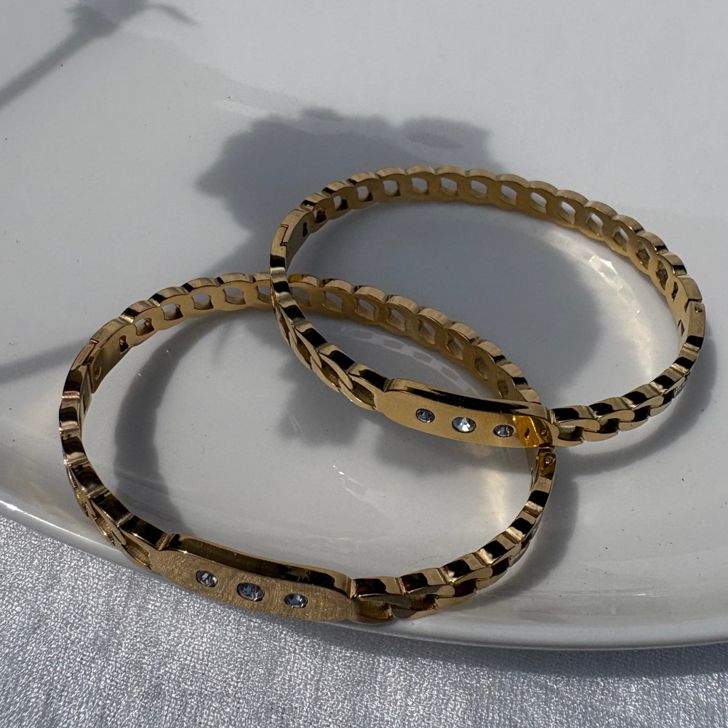Flat curb link-chain bracelet
