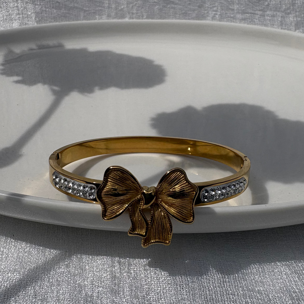 Bow charm bracelet with cubic zirconia